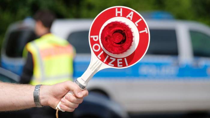 Hochzeitsgesellschaft blockiert komplette Autobahn