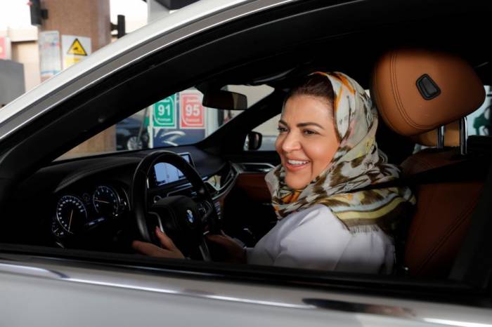 Saudi psychologist drives herself to work for first time - NO COMMENT