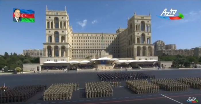 Militärparade findet auf dem Hauptplatz der Hauptstadt von Aserbaidschan statt - LIVE VIDEO, BILDER