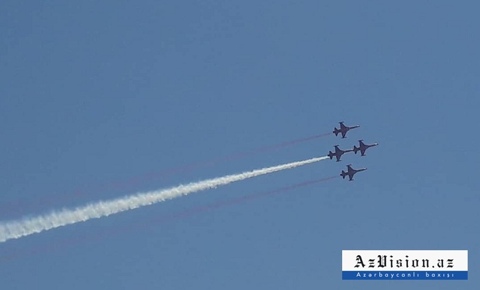 Grupos de aviación "Solo Turk" y "Turkish Stars" realizan vuelos de demostración sobre Bakú