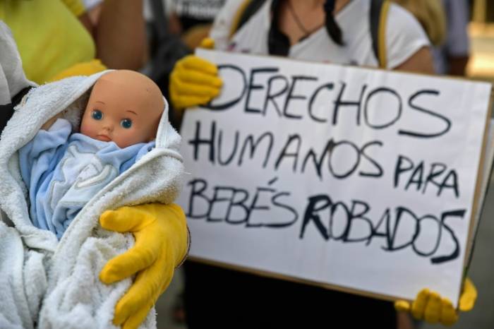 Se abre en España el primer juicio por los bebés robados del franquismo