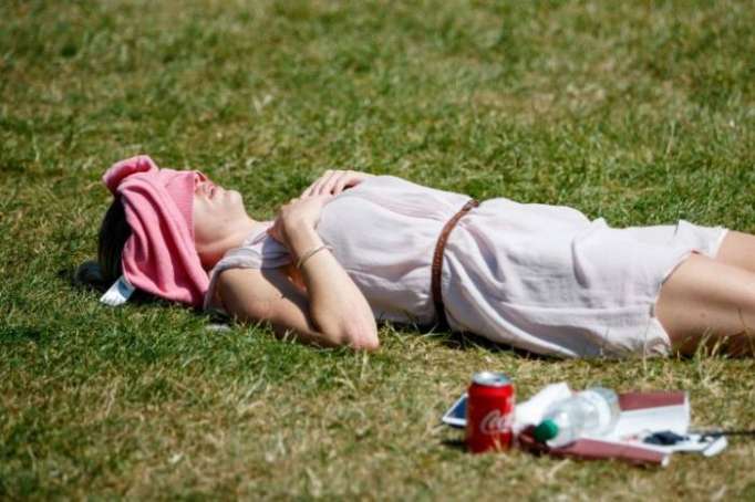 20 tips to help you sleep during a heatwave 