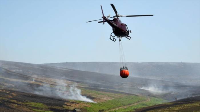 Ejército británico ayuda a bomberos para controlar raro incendio