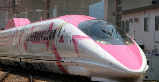 Hello Kitty bullet train debuts in Japan