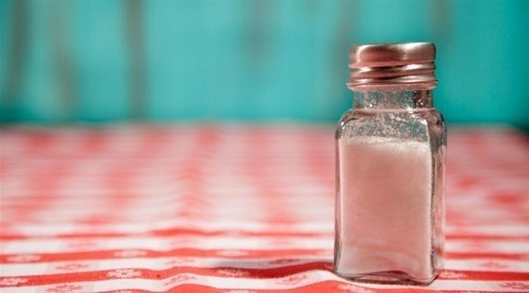 بهذه الطرق يخبرك جسمك أن الملح زائد في طعامك