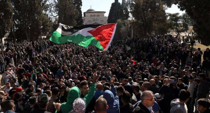 عشرات الآلاف من الفلسطينيين يتوافدون إلى المسجد الأقصى