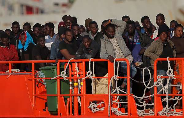 مقتل 5 مهاجرين وإنقاذ مئة قبالة سواحل ليبيا