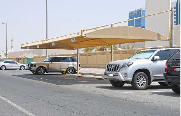 «بلدية أبوظبي» تخفض رسوم تراخيص مظلات السيارات