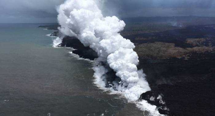 بركان هاواي ينفث الرماد والحمم تسقط في البحر
