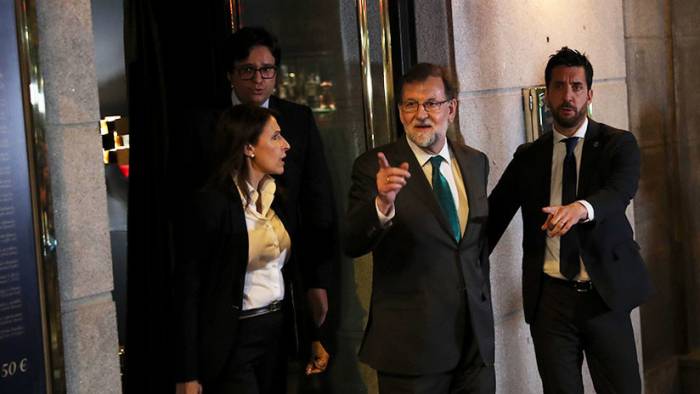 VIDEO: Rajoy pasa ocho horas en un bar mientras el Congreso debate la moción de censura