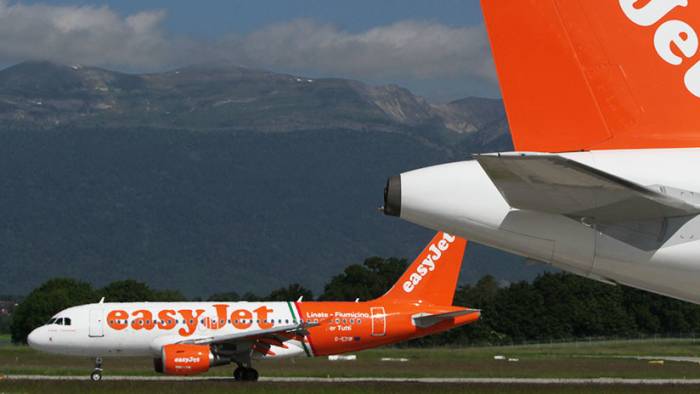 Un grupo de pasajeros quedó abandonado en plena pista del aeropuerto de Ginebra