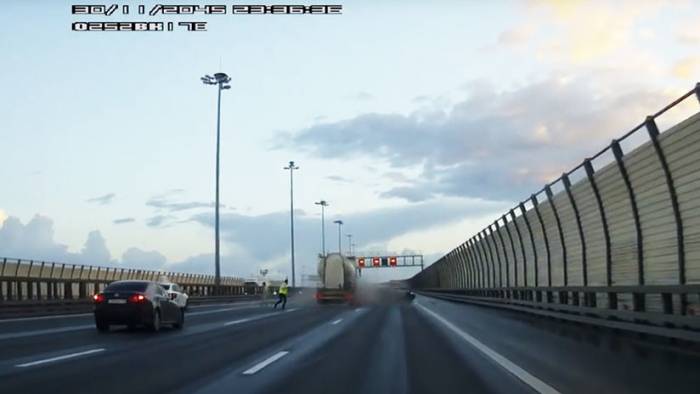 VIDEO: Un camión embiste a dos coches a toda velocidad en San Petersburgo