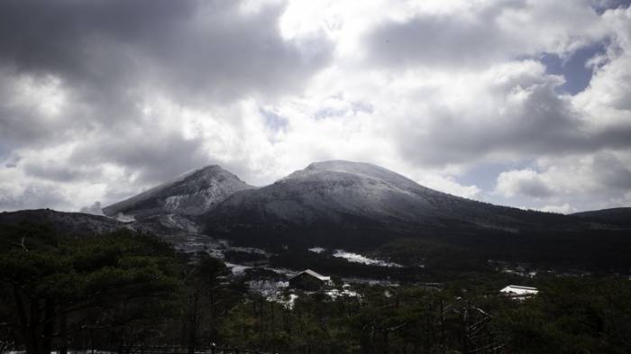 Kilometerhohe Aschesäule über Vulkan im Süden Japans