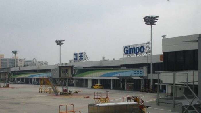Dos aviones de pasajeros chocan en el aeropuerto de Seúl
