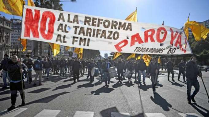 Argentina: El Gobierno cede y reabre las negociaciones con los sindicatos luego de la huelga general