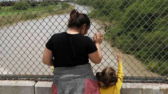 Gobierno de EE.UU. anuncia que detendrá a los niños migrantes junto a sus padres indefinidamente