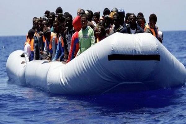 إنقاذ 361 مهاجراً قبالة سواحل مدينة الخُمس الليبية