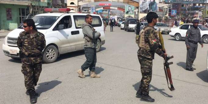 Afghanistan: 4 policiers tués et 13 travailleurs enlevés après une attaque