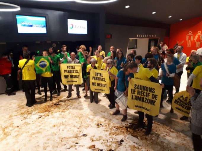 Des militants de Greenpeace perturbent l