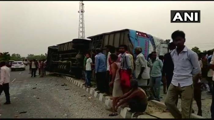 Un bus percute un rail et se retourne en Inde: 17 morts