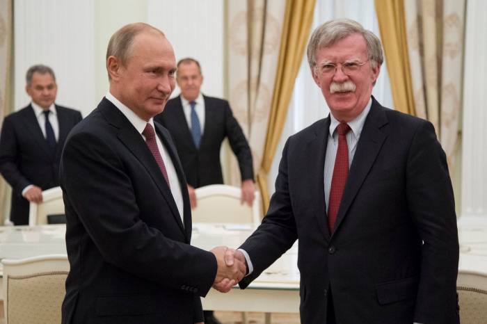 Trampın köməkçisi ilk dəfə Putinlə görüşdü
