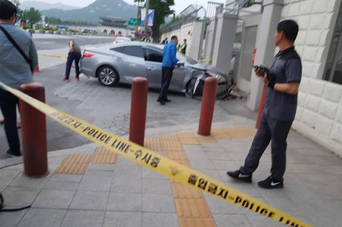 Car rams into gates of US Embassy in Seoul 