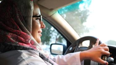 سعودية تقود سيارتها لأول مرة إلى العمل، في مقعد السائق