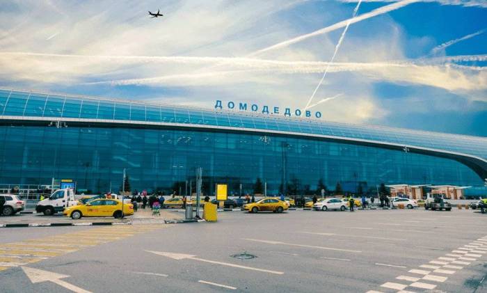 Detienen a pasajero tras bromear sobre bomba en aeropuerto de Moscú