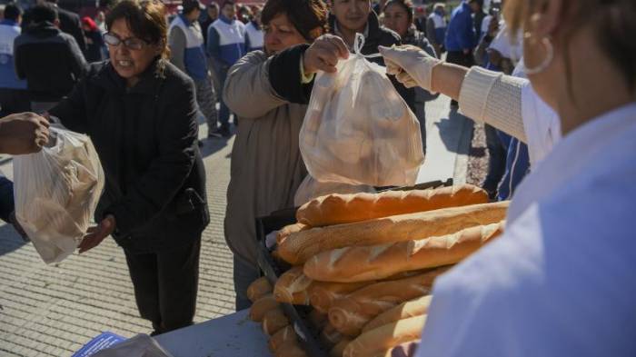 Panaderos regalan pan como protesta al alza del precio de la harina en Argentina