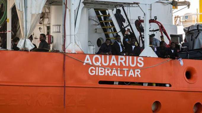 Desalojan a estudiantes españoles para dar campo a migrantes del barco Aquarius-VIDEO
