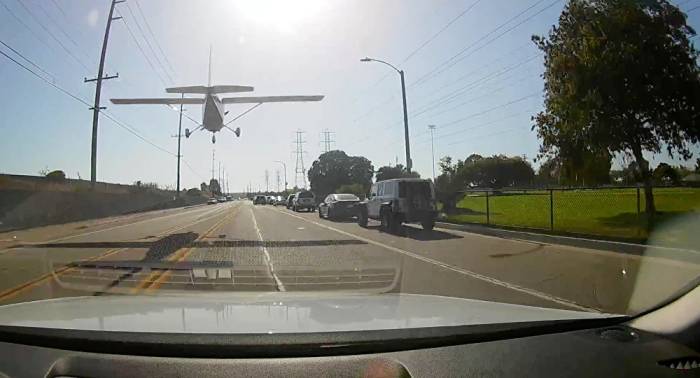 Un avión aterriza de emergencia en una calle de California en plena hora punta (foto, vídeos)