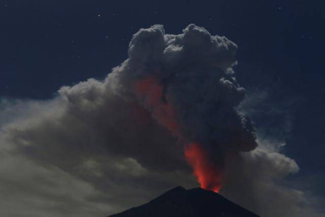 Bali airport reopens as volcano rumbles  