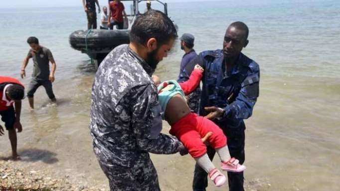 Tres bebés muertos y 100 personas desaparecidas en naufragio frente a Libia
