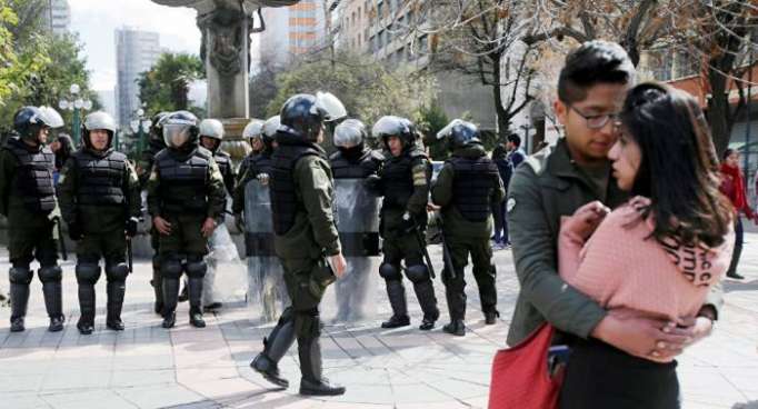 Universitarios bolivianos que reclaman más presupuesto se enfrentan con la policía