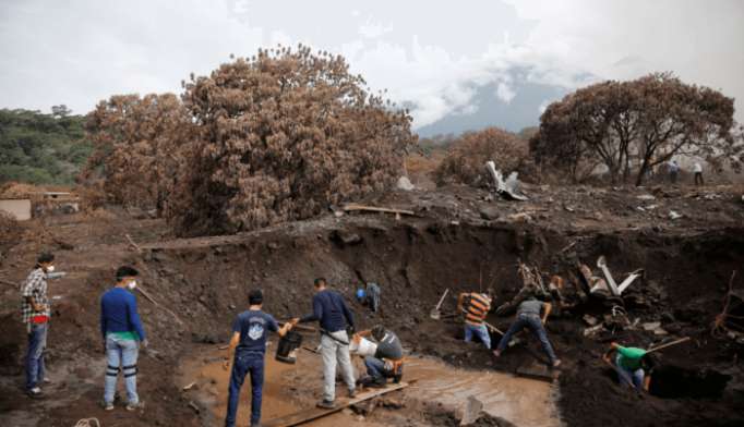 Zona devastada por volcán en Guatemala sería declarada camposanto