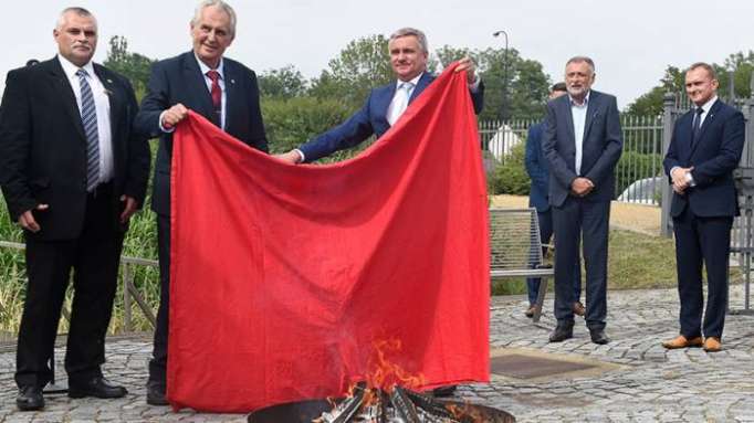 El presidente checo quema en público unos calzoncillos rojos gigantes (VIDEO)