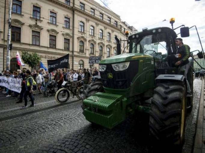 Slovaquie: des fermiers en tracteurs se joignent aux manifestants antigouvernementaux