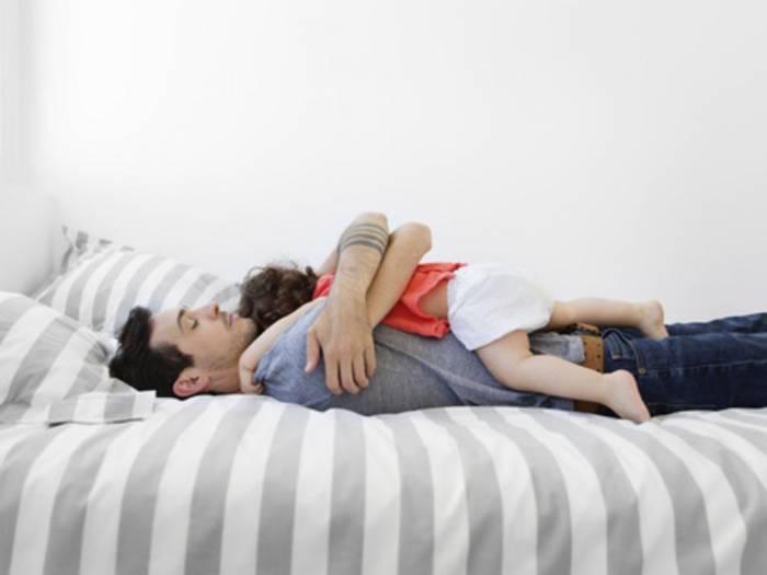 Vous allonger avec vos enfants jusqu’à ce qu’ils s’endorment peut être bénéfique