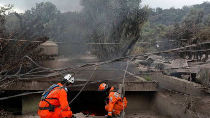 VIDEO: Así de extremas son las condiciones en las que bomberos de Guatemala buscan sobrevivientes