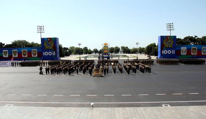 Se está manteniendo el desfile militar en Bakú-EN VIVO