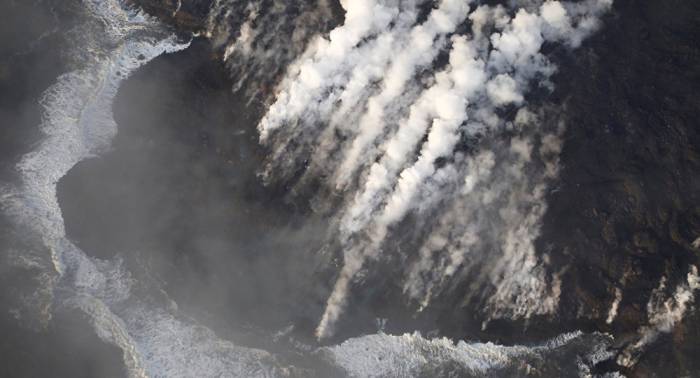 Efecto aterrador: la erupción del volcán Kilauea hace desvanecer un lago (vídeo)