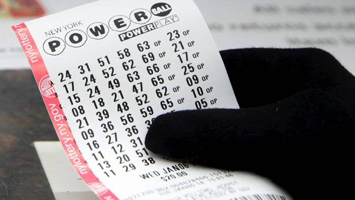 Devuelve un boleto de lotería de un millón de dólares a un cliente que lo olvidó en su tienda