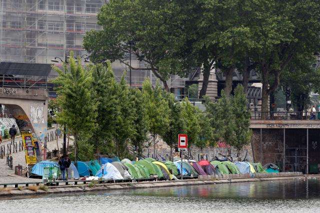 Police clear out two more migrant camps in Paris
 