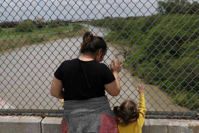 U.S. government says it will detain migrant children with parents  