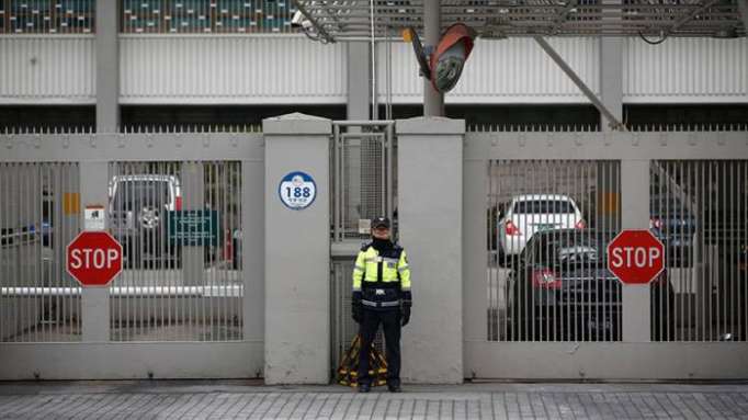 Un automóvil colisiona contra las puertas de la Embajada de EEUU en Seúl