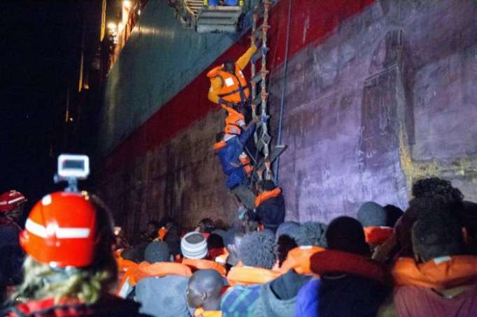 Italia autoriza a carguero danés con migrantes a bordo atracar en Sicilia