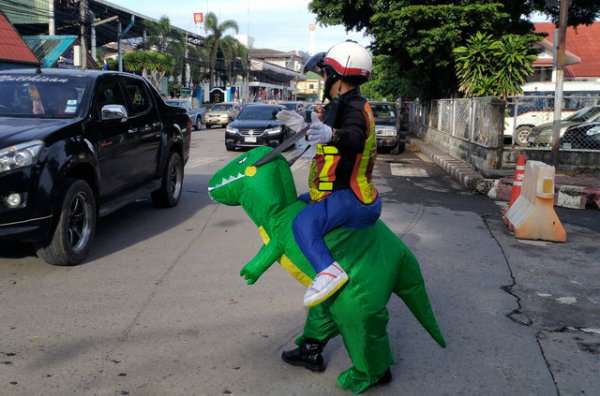 Un dinosaure agent de la circulation en Thaïlande