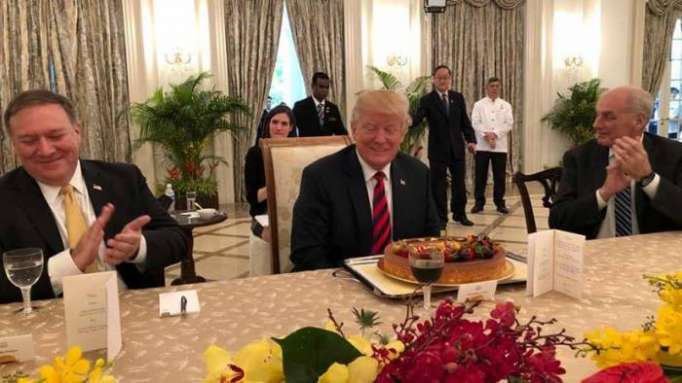 Trump recibe en Singapur uno de los primeros regalos en vísperas de su cumpleaños