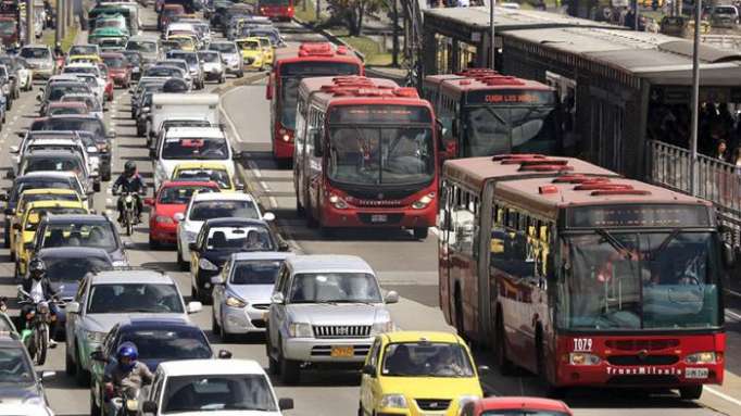 FUERTES IMÁGENES: Bus arrolla a dos asaltantes en moto que huían de la Policía en Colombia