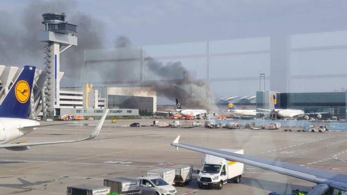 FOTO: Se incendia un avión que era remolcado en el principal aeropuerto de Frankfurt